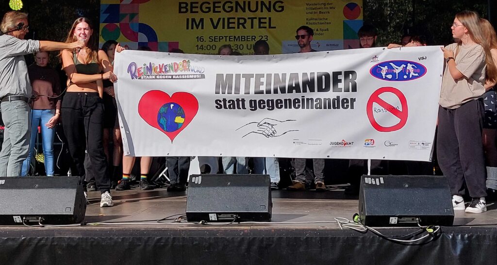 Banner Aktion „Reinickendorf Nord stark gegen Rassismus!“