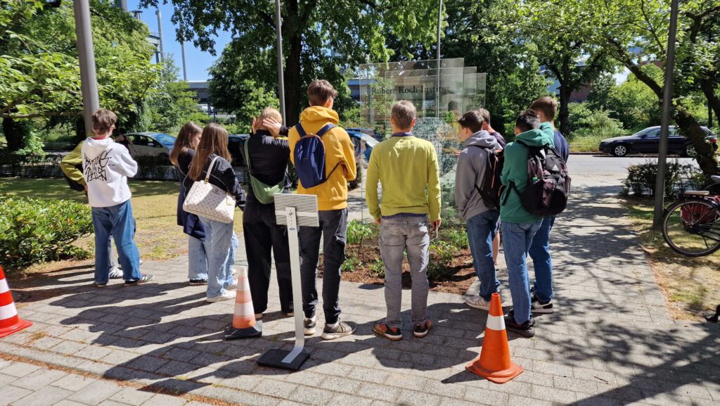 Koloniale Spuren - Bildungsarbeit zu Kolonialismus und Verantwortung in Reinickendorfer Schulen