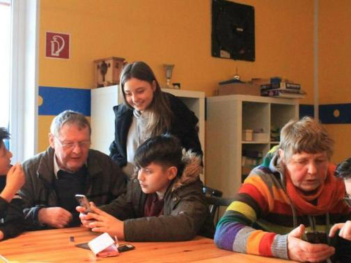 Senioren-ueben-mit-Jugendlichen-am-Smartphone_big_teaser_article_neu